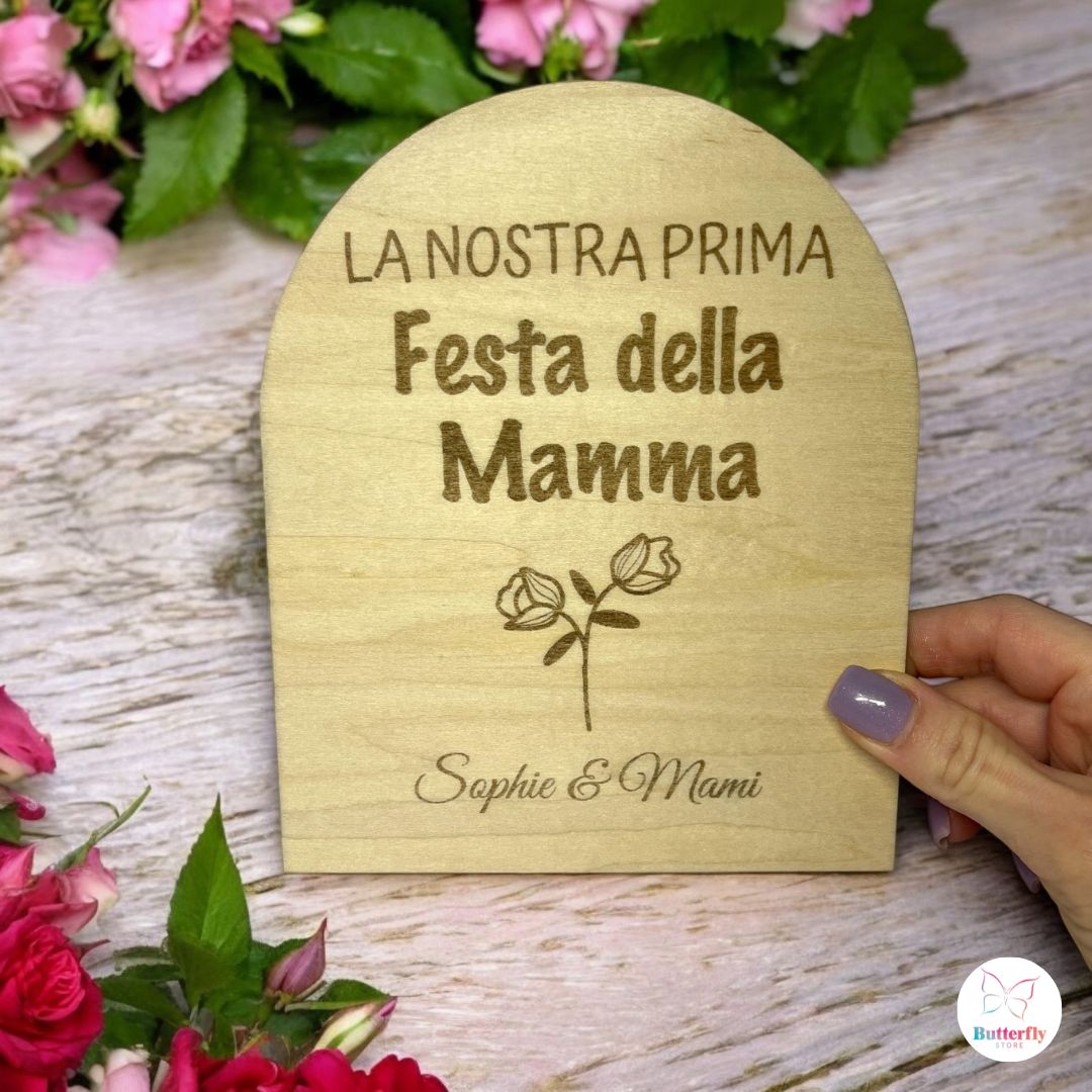 Targa in Legno “La Nostra Prima Festa della Mamma” Personalizzata – Scegli La Frase