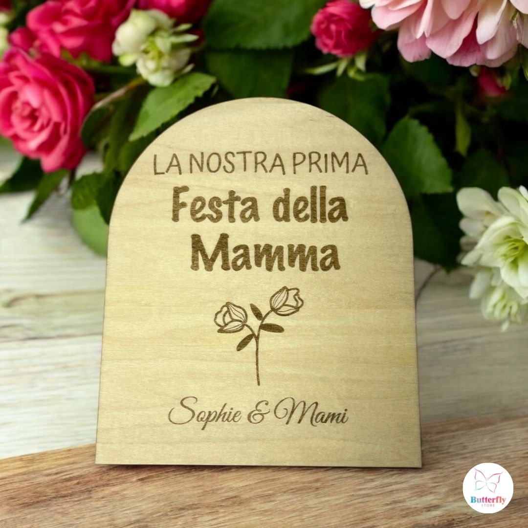 Targa in Legno “La Nostra Prima Festa della Mamma” Personalizzata – Scegli La Frase