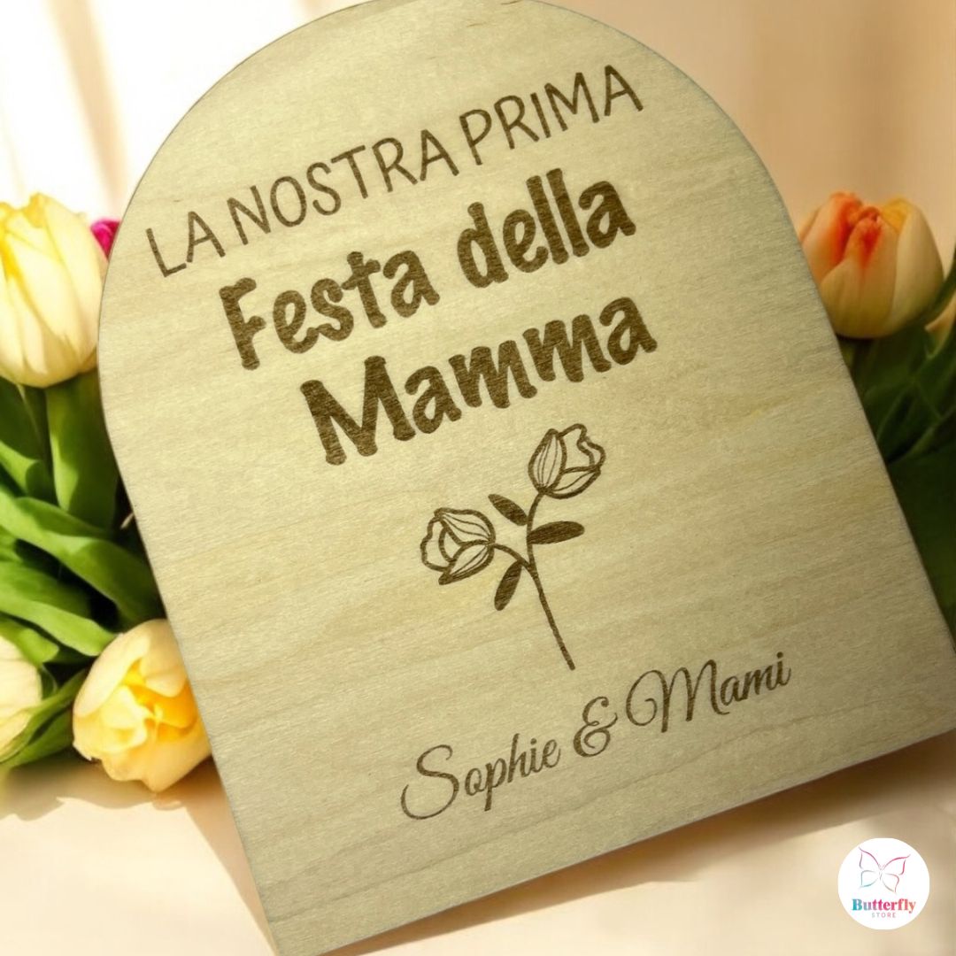 Targa in Legno “La Nostra Prima Festa della Mamma” Personalizzata – Scegli La Frase