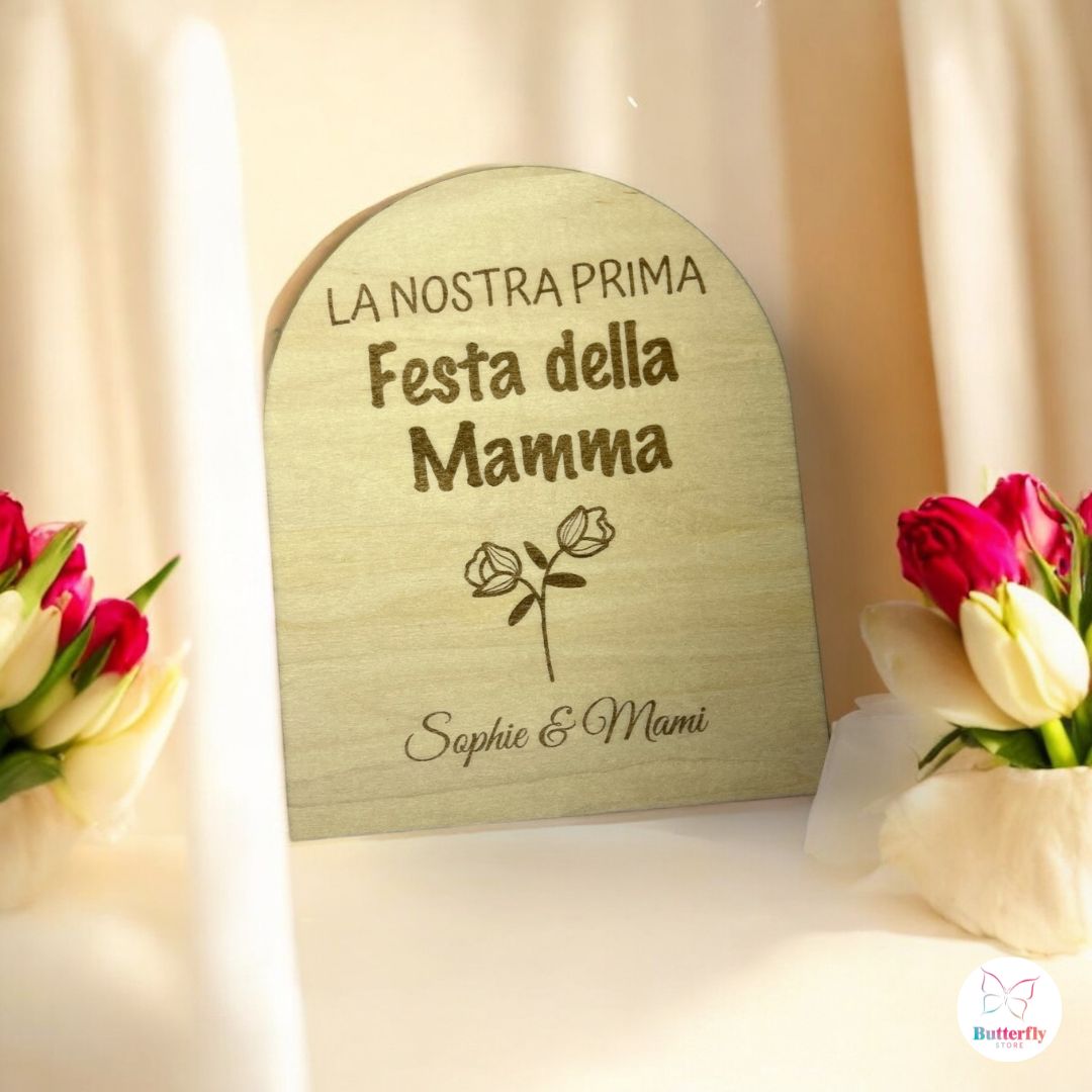 Targa in Legno “La Nostra Prima Festa della Mamma” Personalizzata – Scegli La Frase