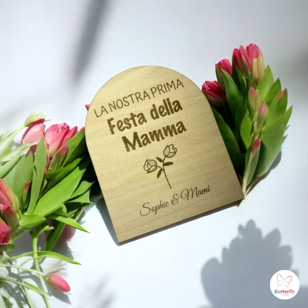 Targa in Legno “La Nostra Prima Festa della Mamma” Personalizzata – Scegli La Frase