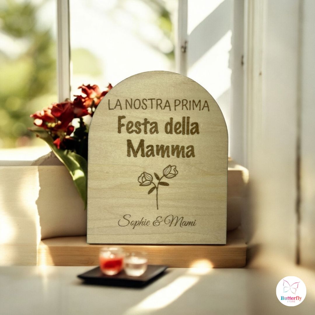Targa in Legno “La Nostra Prima Festa della Mamma” Personalizzata – Scegli La Frase
