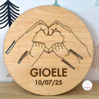 Targa Porta Bracciali Nascita In Legno Personalizzata - Mani Mamma E Neonato, Base Inclusa