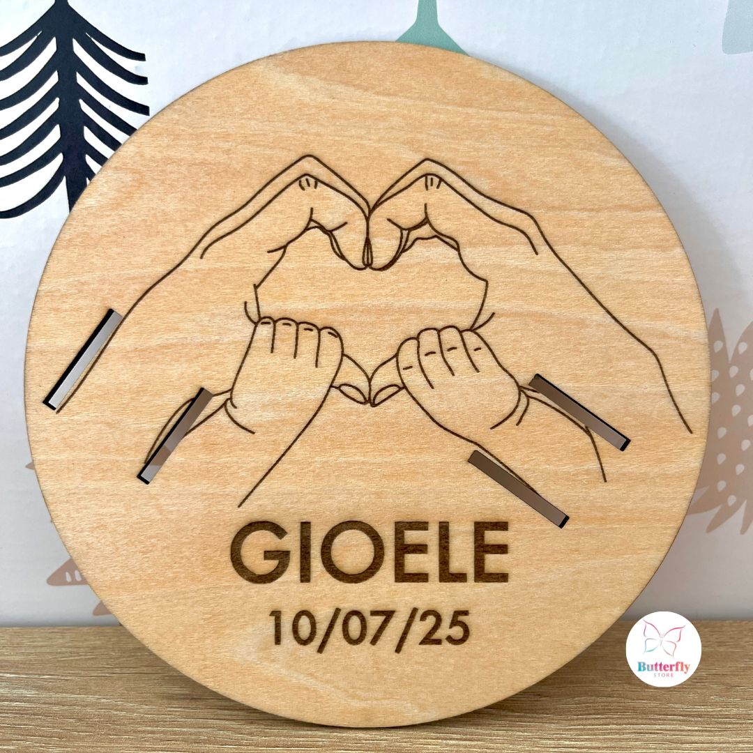 Targa Porta Bracciali Nascita In Legno Personalizzata - Mani Mamma E Neonato, Base Inclusa