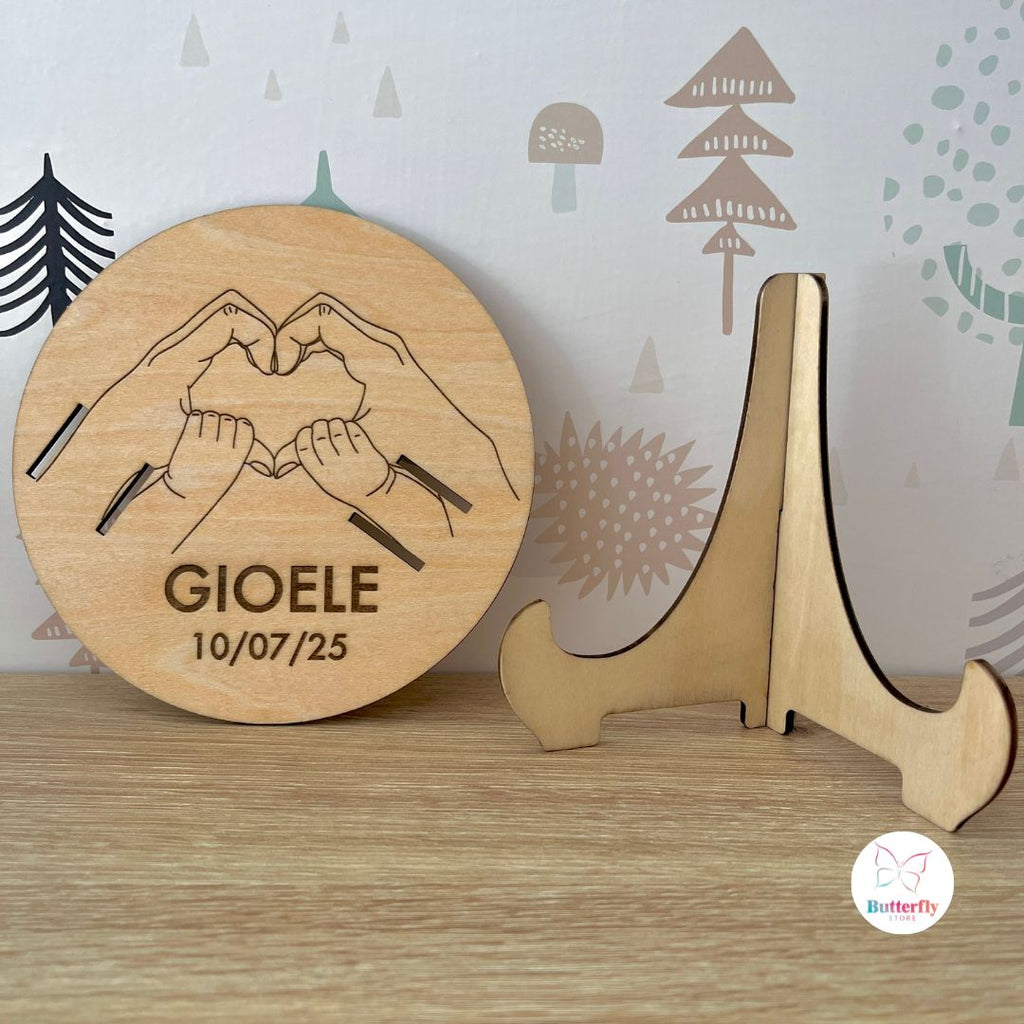 Targa Porta Bracciali Nascita In Legno Personalizzata - Mani Mamma E Neonato, Base Inclusa