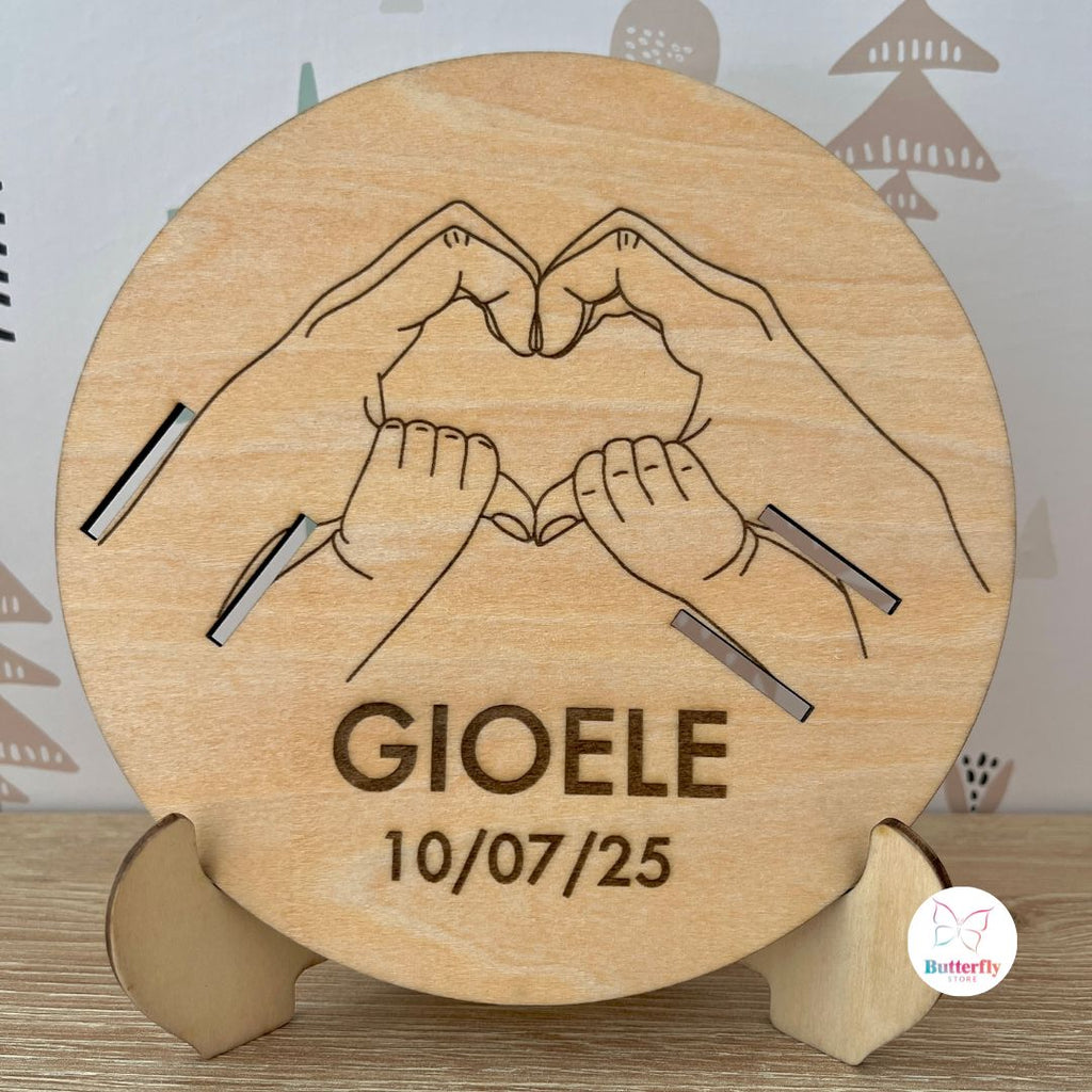 Targa Porta Bracciali Nascita In Legno Personalizzata - Mani Mamma E Neonato, Base Inclusa