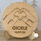 Targa Porta Bracciali Nascita In Legno Personalizzata - Mani Mamma E Neonato, Base Inclusa