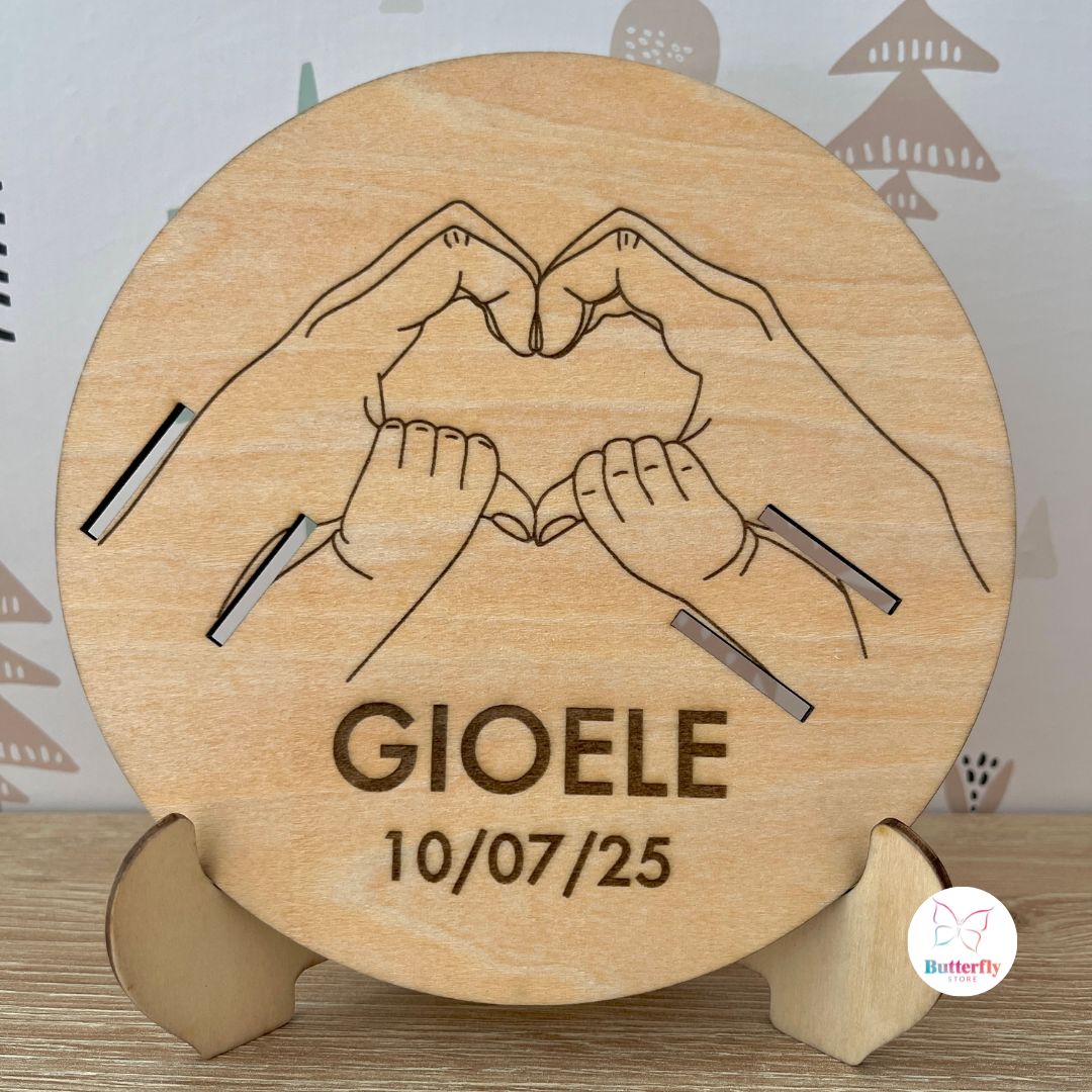 Targa Porta Bracciali Nascita In Legno Personalizzata - Mani Mamma E Neonato, Base Inclusa