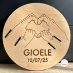 Targa Porta Bracciali Nascita In Legno Personalizzata - Mani Mamma E Neonato, Base Inclusa