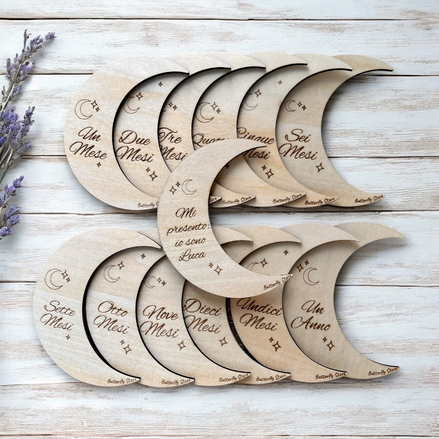 Set di 13 Targhe Milestones in Legno a Forma di Luna – Personalizzabili con Nome - Complimese