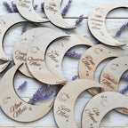 Set di 13 Targhe Milestones in Legno a Forma di Luna – Personalizzabili con Nome - Complimese