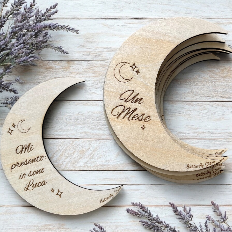 Set di 13 Targhe Milestones in Legno a Forma di Luna – Personalizzabili con Nome - Complimese