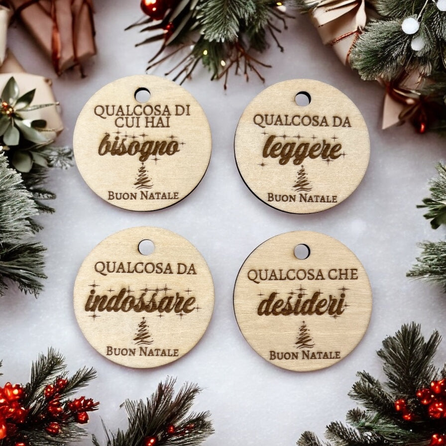 Etichette Chiudipacco in Legno per Regali di Natale – Set da 4 Tag Incisi con Frasi Speciali