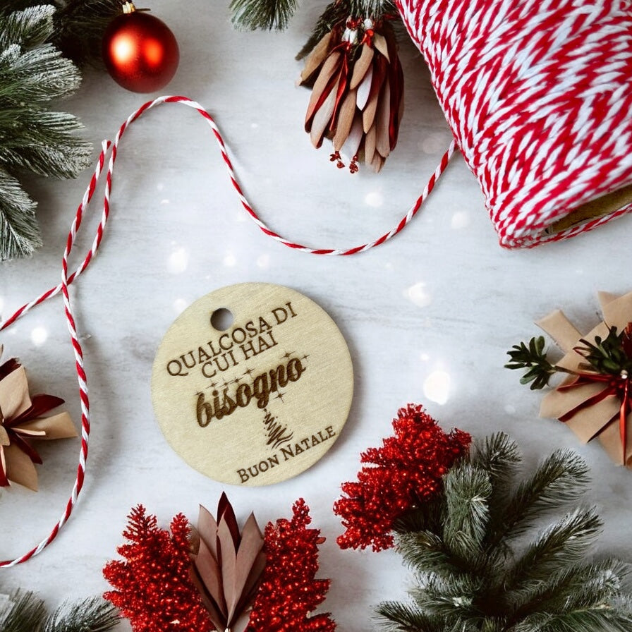 Etichette Chiudipacco in Legno per Regali di Natale – Set da 4 Tag Incisi con Frasi Speciali