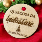 Etichette Chiudipacco in Legno per Regali di Natale – Set da 4 Tag Incisi con Frasi Speciali