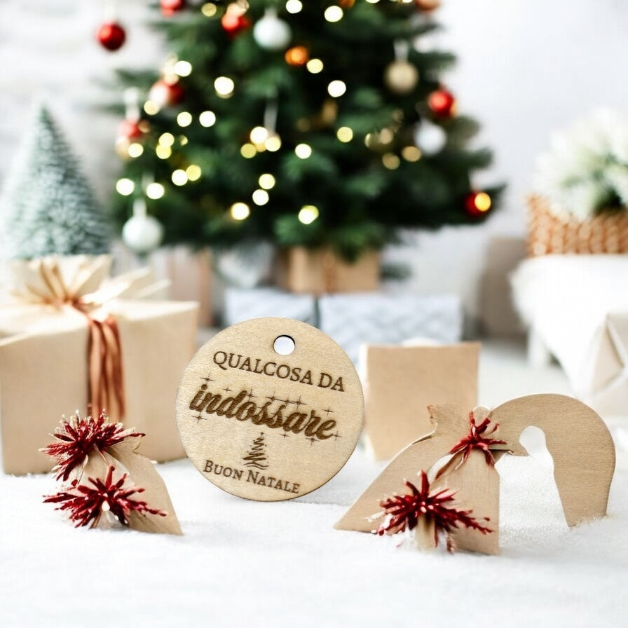 Etichette Chiudipacco in Legno per Regali di Natale – Set da 4 Tag Incisi con Frasi Speciali