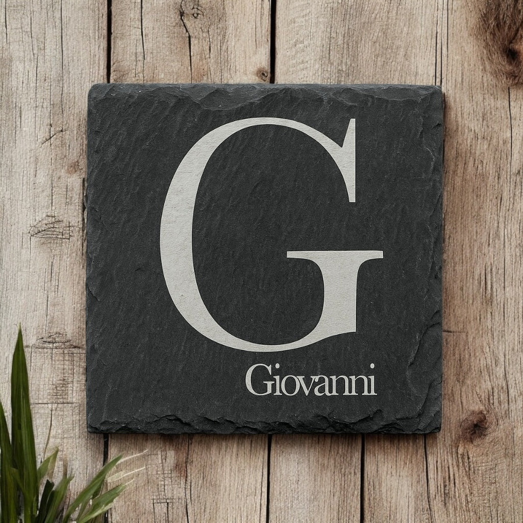 Sottobicchiere in Ardesia Personalizzato | Lettera Iniziale Grande e Nome Inciso