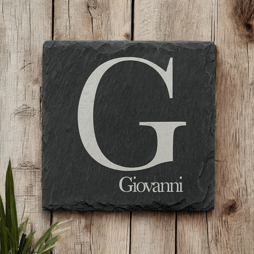 Sottobicchiere in Ardesia Personalizzato | Lettera Iniziale Grande e Nome Inciso