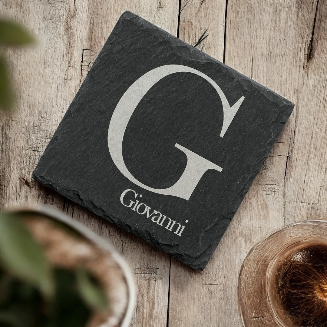 Sottobicchiere in Ardesia Personalizzato | Lettera Iniziale Grande e Nome Inciso