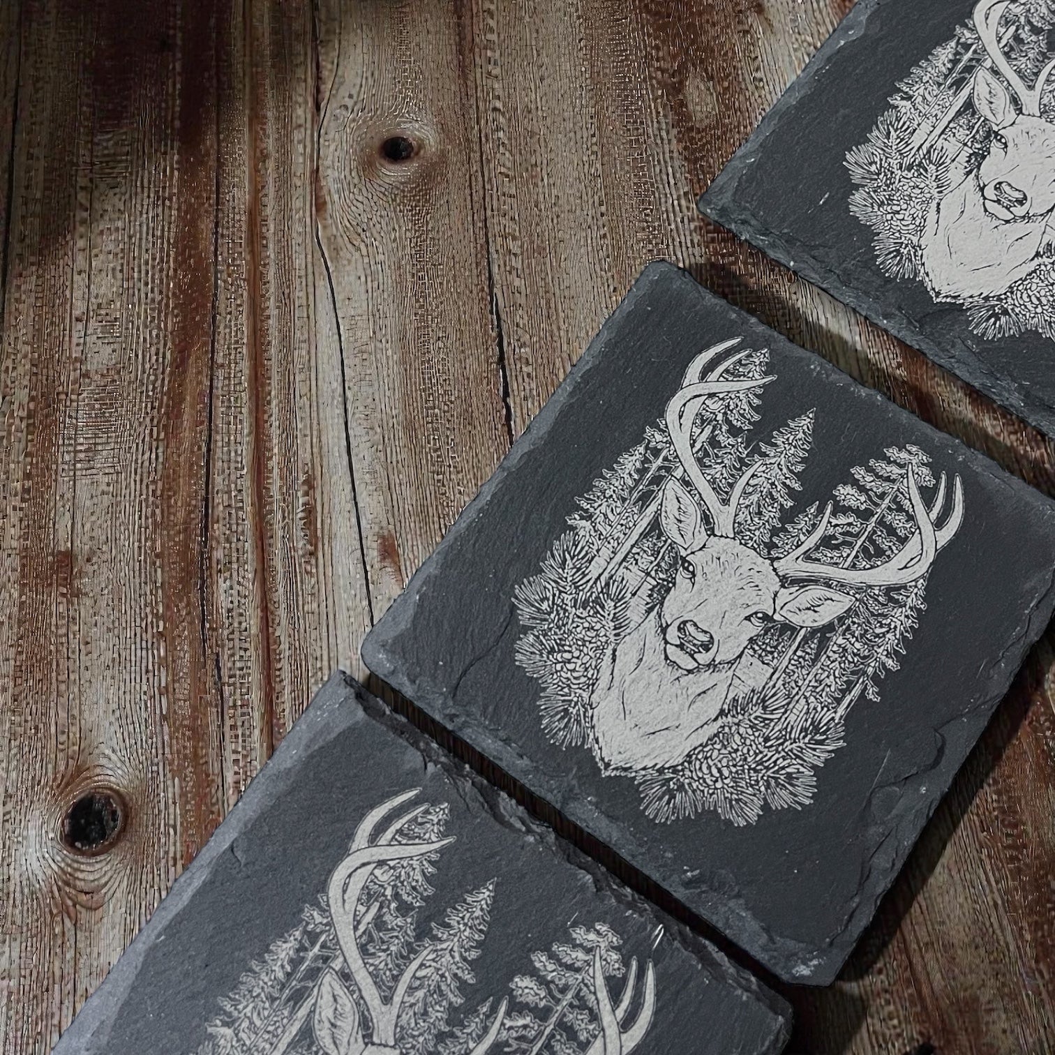 Sottobicchiere Quadrato in Ardesia Nera con Cervo Inciso