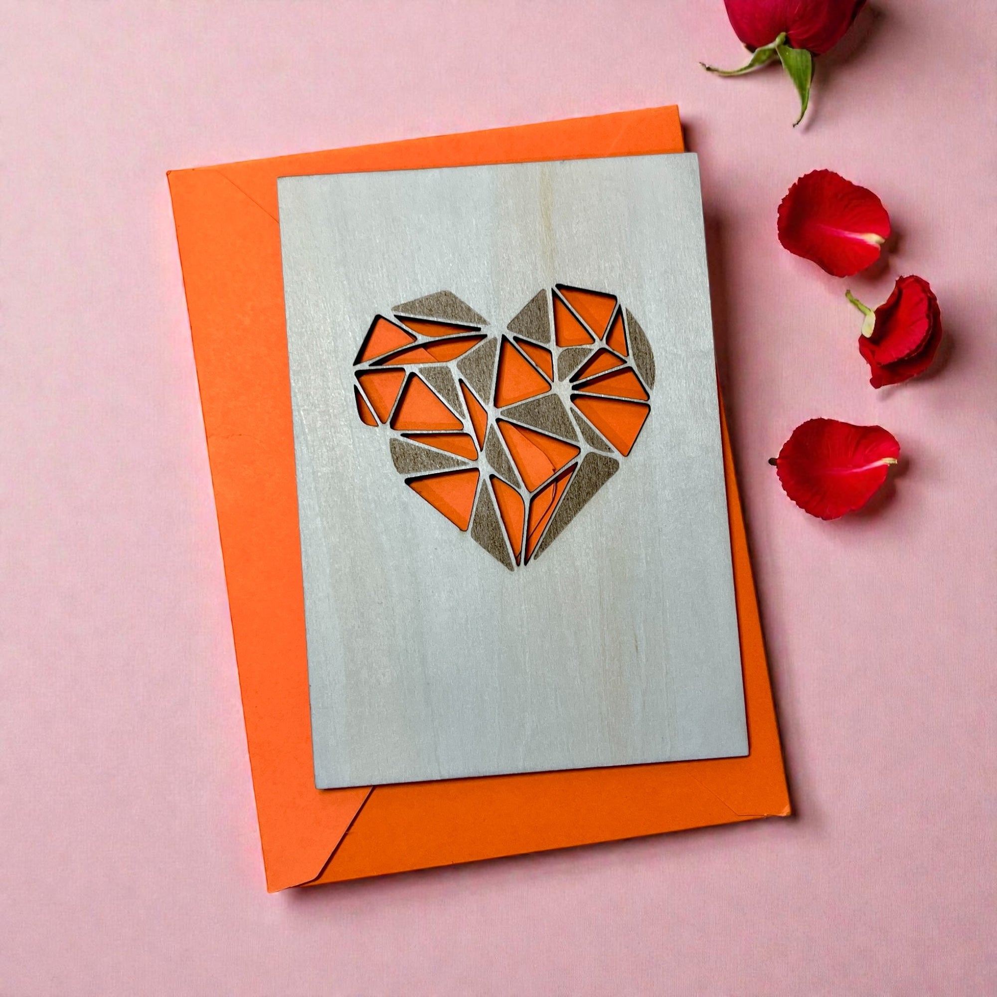 Biglietto in Legno a Forma di Cuore Geometrico, Personalizzabile con Dedica sul Retro