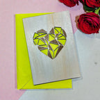 Biglietto in Legno a Forma di Cuore Geometrico, Personalizzabile con Dedica sul Retro