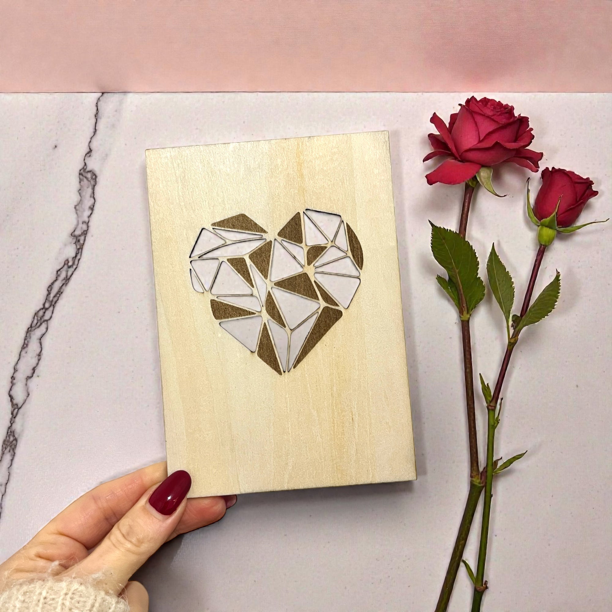 Biglietto in Legno a Forma di Cuore Geometrico, Personalizzabile con Dedica sul Retro