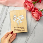 Biglietto in Legno a Forma di Cuore Geometrico, Personalizzabile con Dedica sul Retro