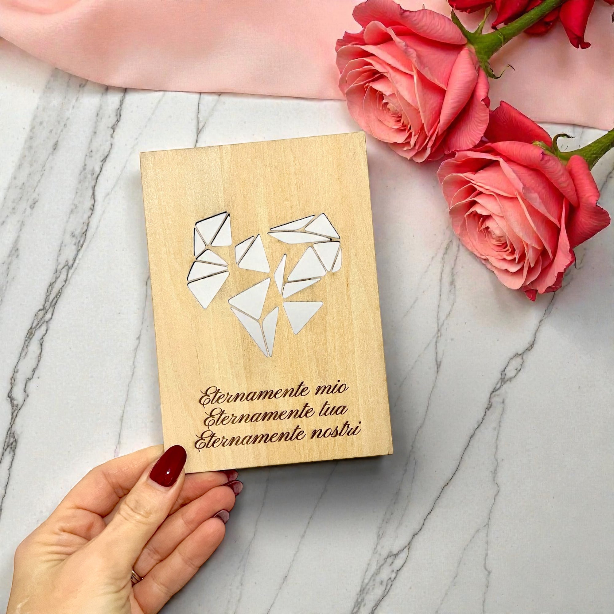 Biglietto in Legno a Forma di Cuore Geometrico, Personalizzabile con Dedica sul Retro