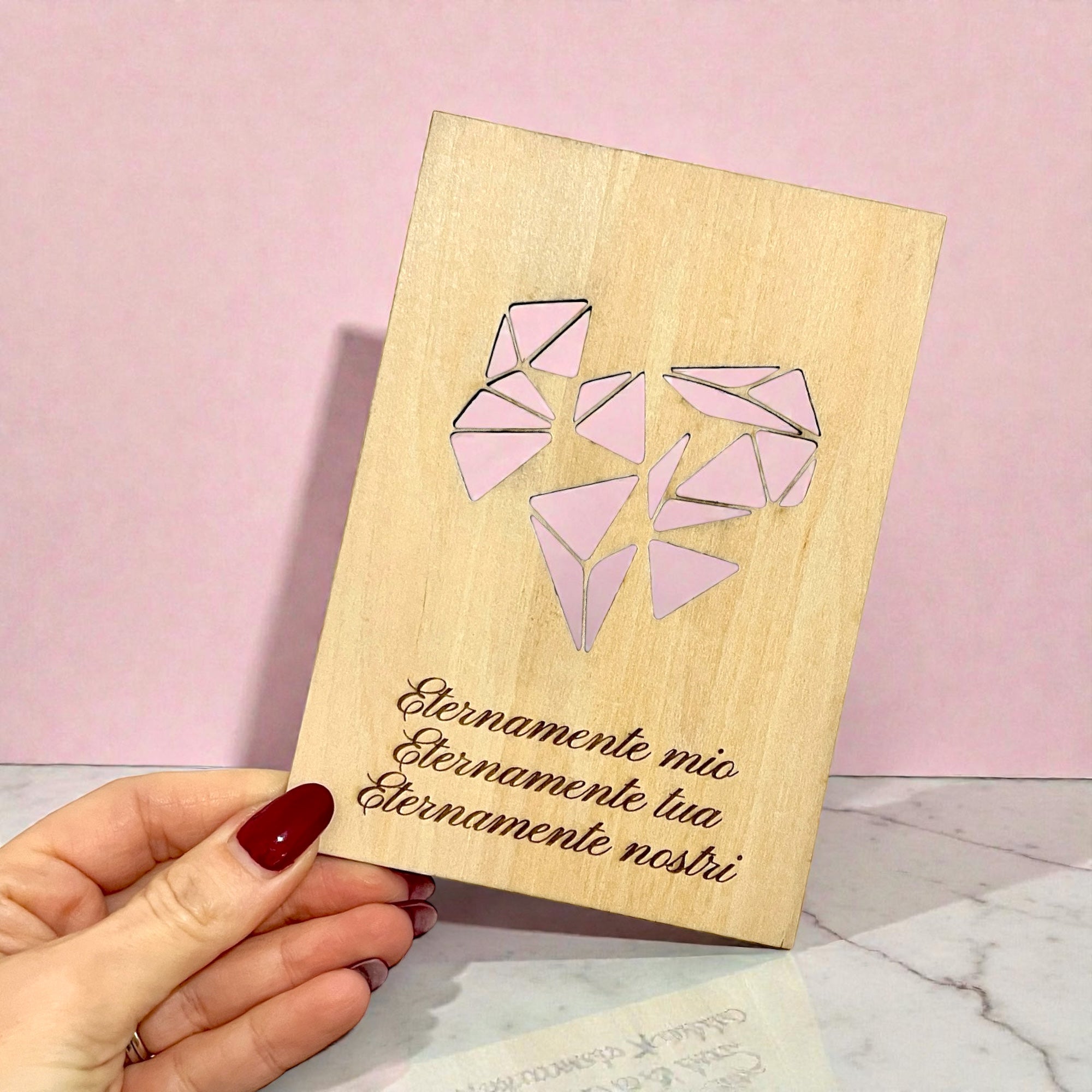 Biglietto in Legno a Forma di Cuore Geometrico, Personalizzabile con Dedica sul Retro