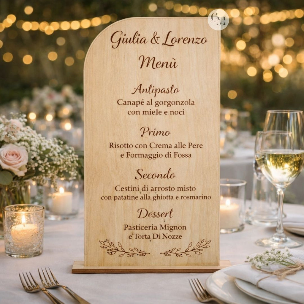 Menù Matrimonio in Legno Inciso con Base – Menù Elegante Personalizzato per Tavola